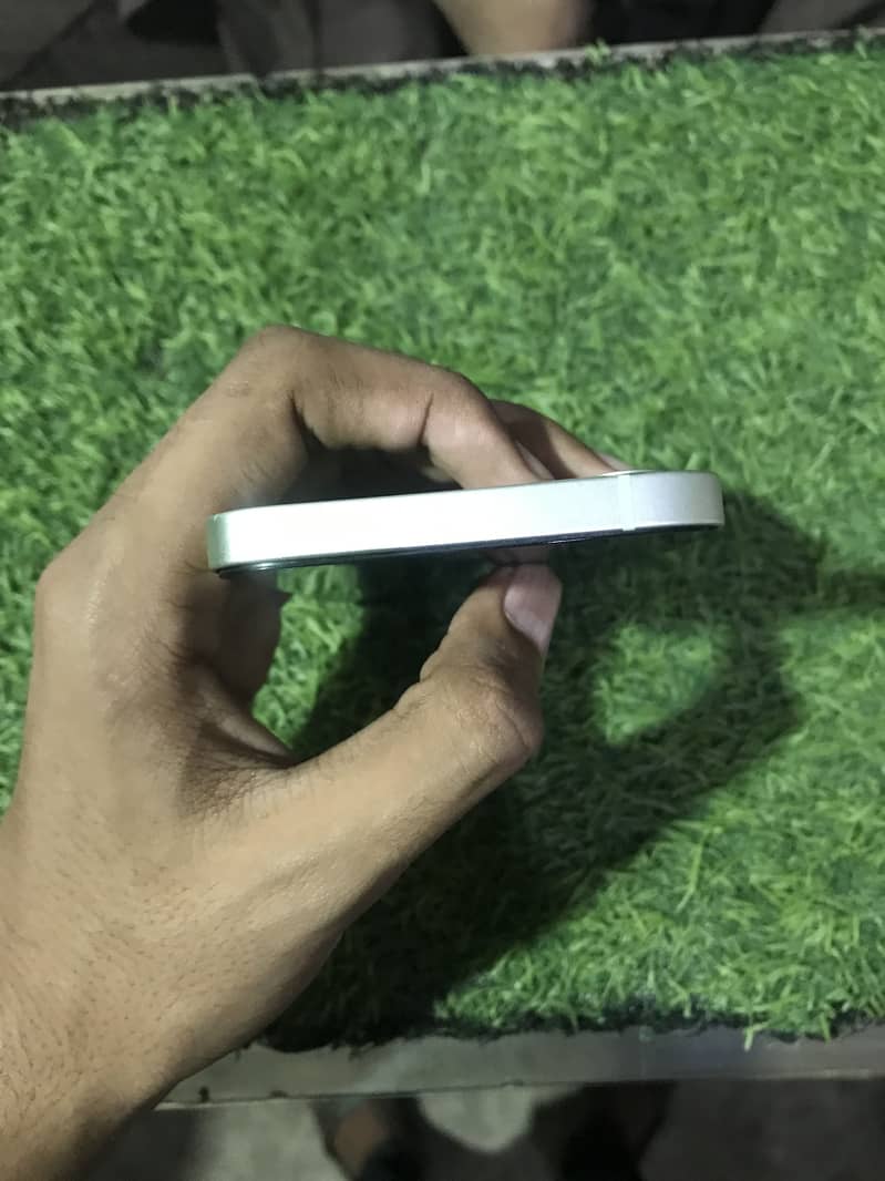 Apple iPhone 12 4