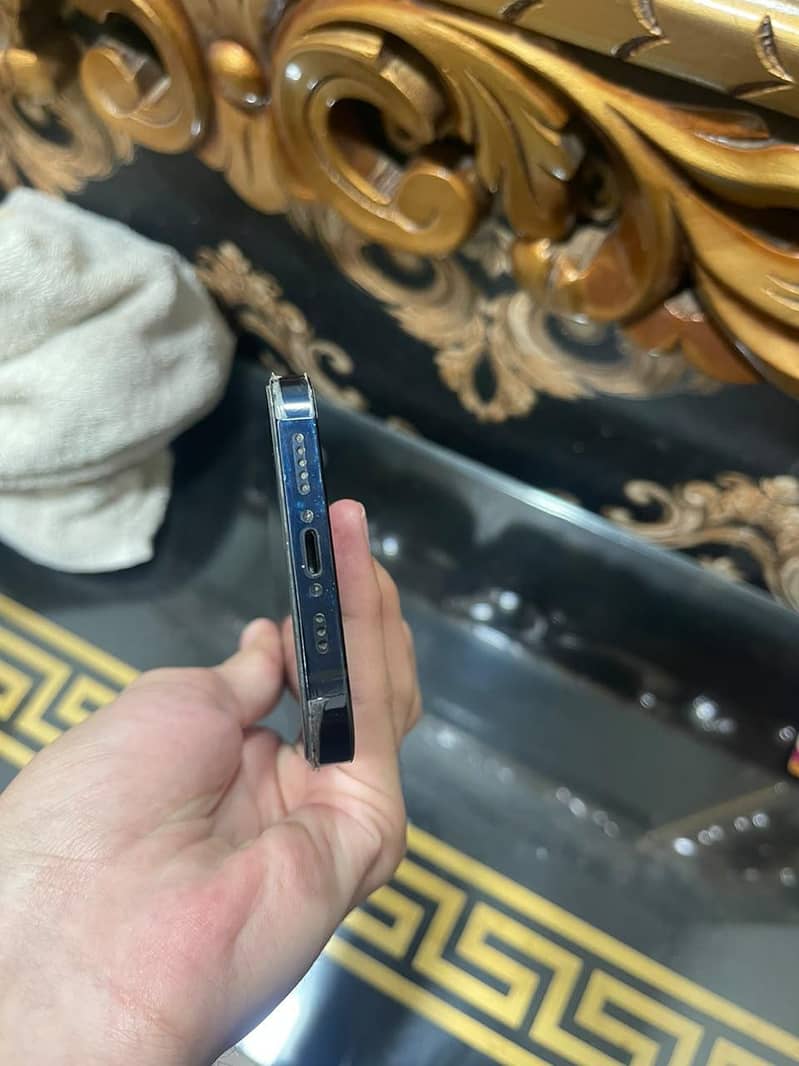 Apple iPhone 12 4