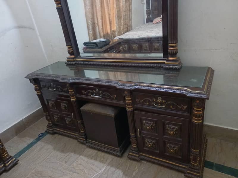 شیشم کی لکڑی کا خوبصورت ڈریسر بمعہ شیشہ اور کرسی 0