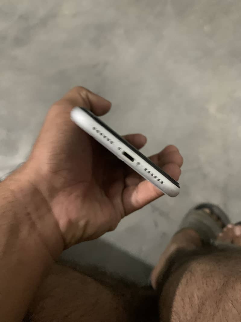 Apple iPhone XR 4