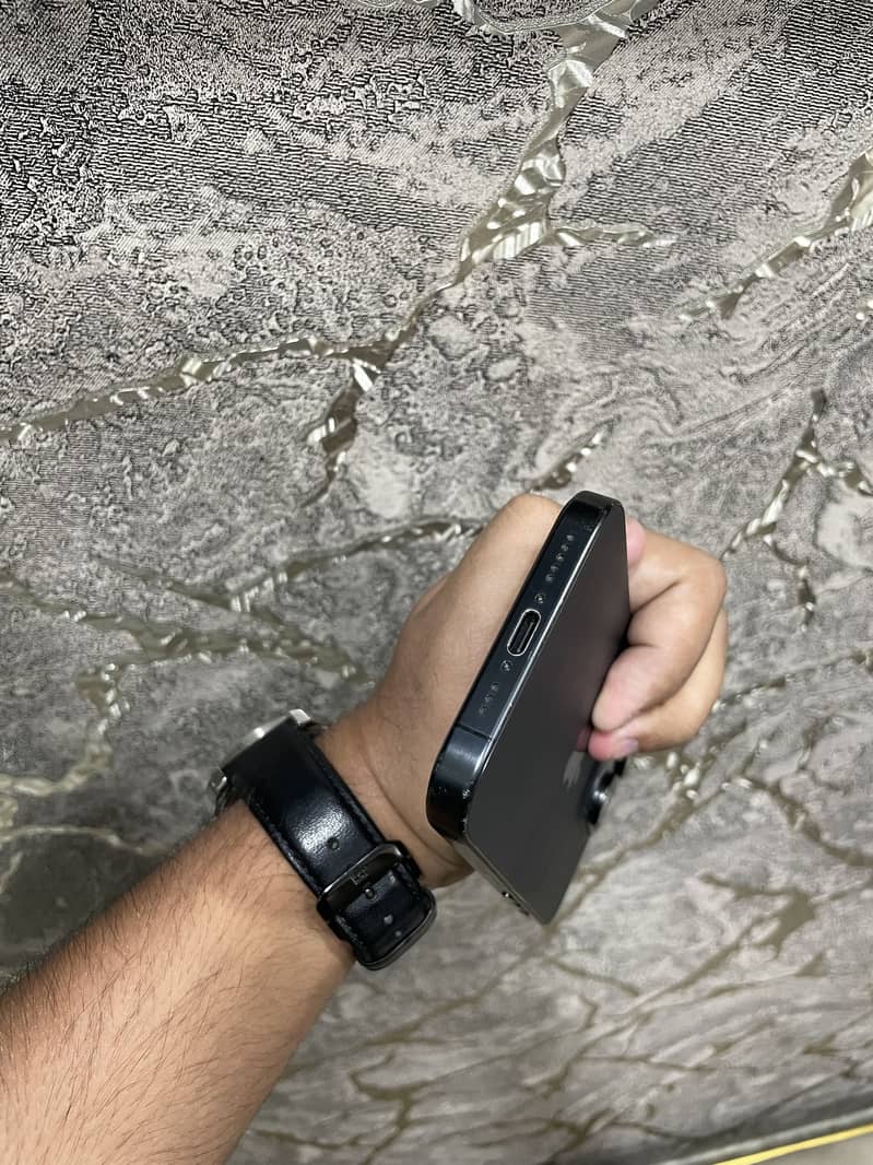 Apple iPhone 15 Pro 4