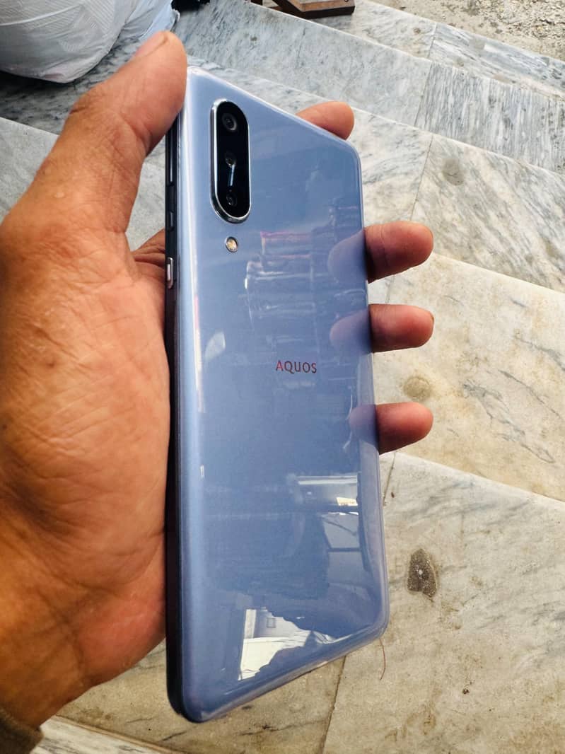 Sharp Aquos Zero5g basic 1