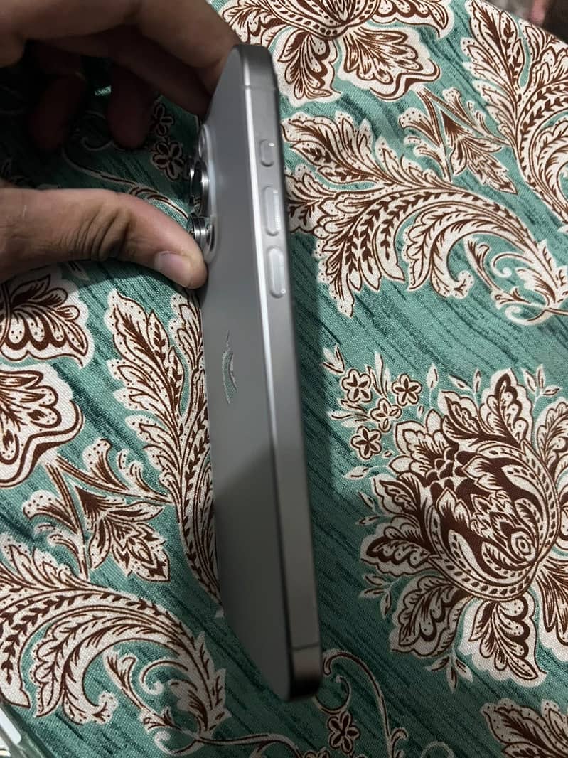 Apple iPhone 15 Pro Max 3