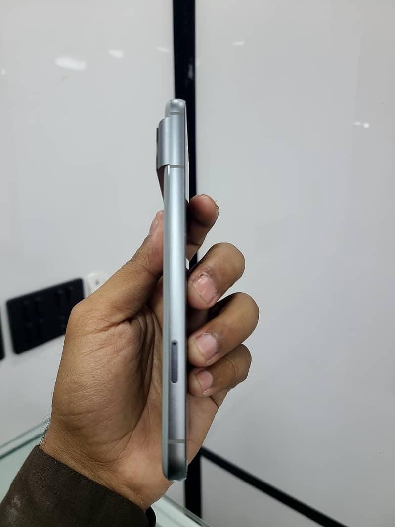 Google pixel 8 4