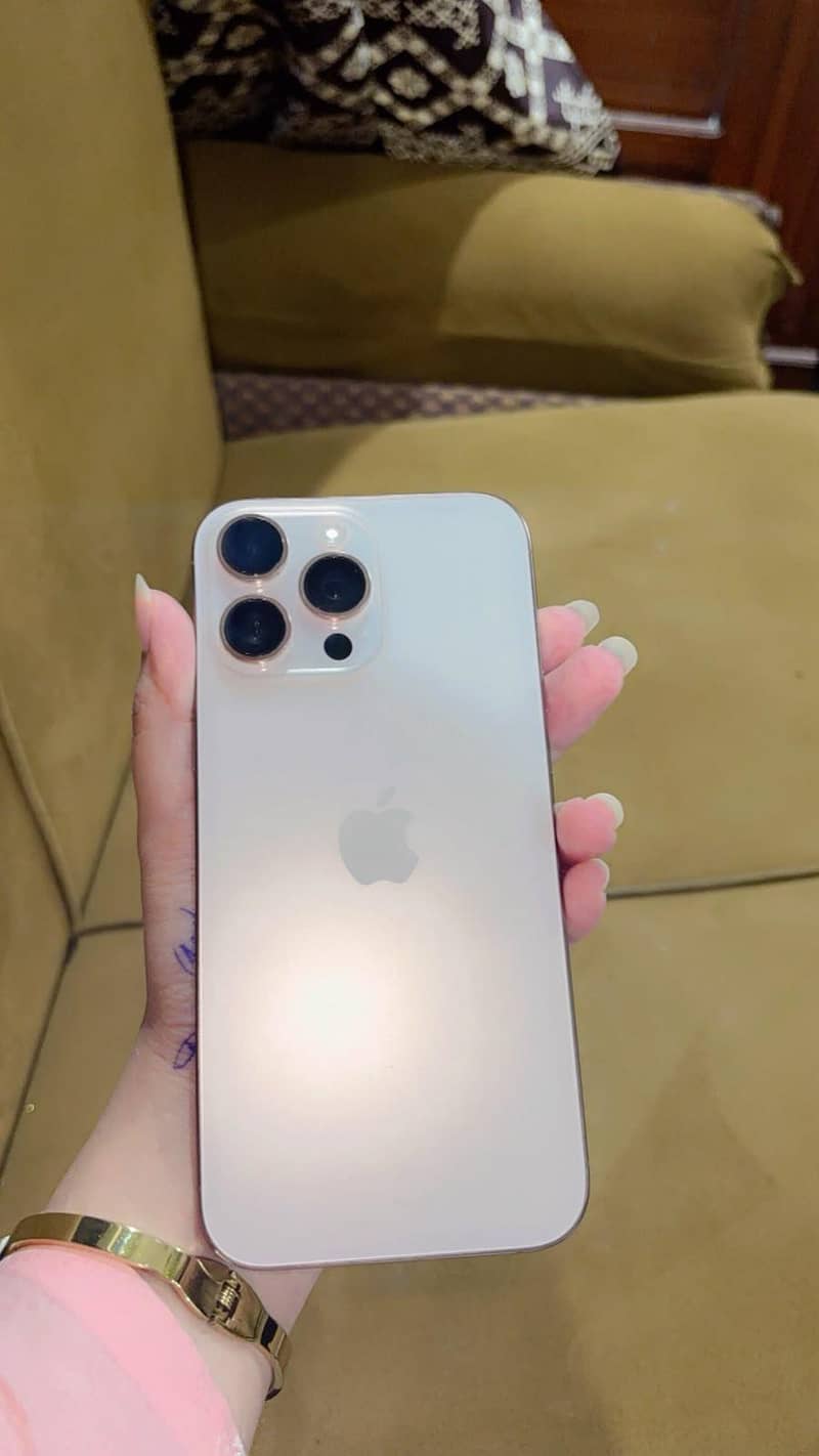 Apple iPhone 16 Pro Max 4