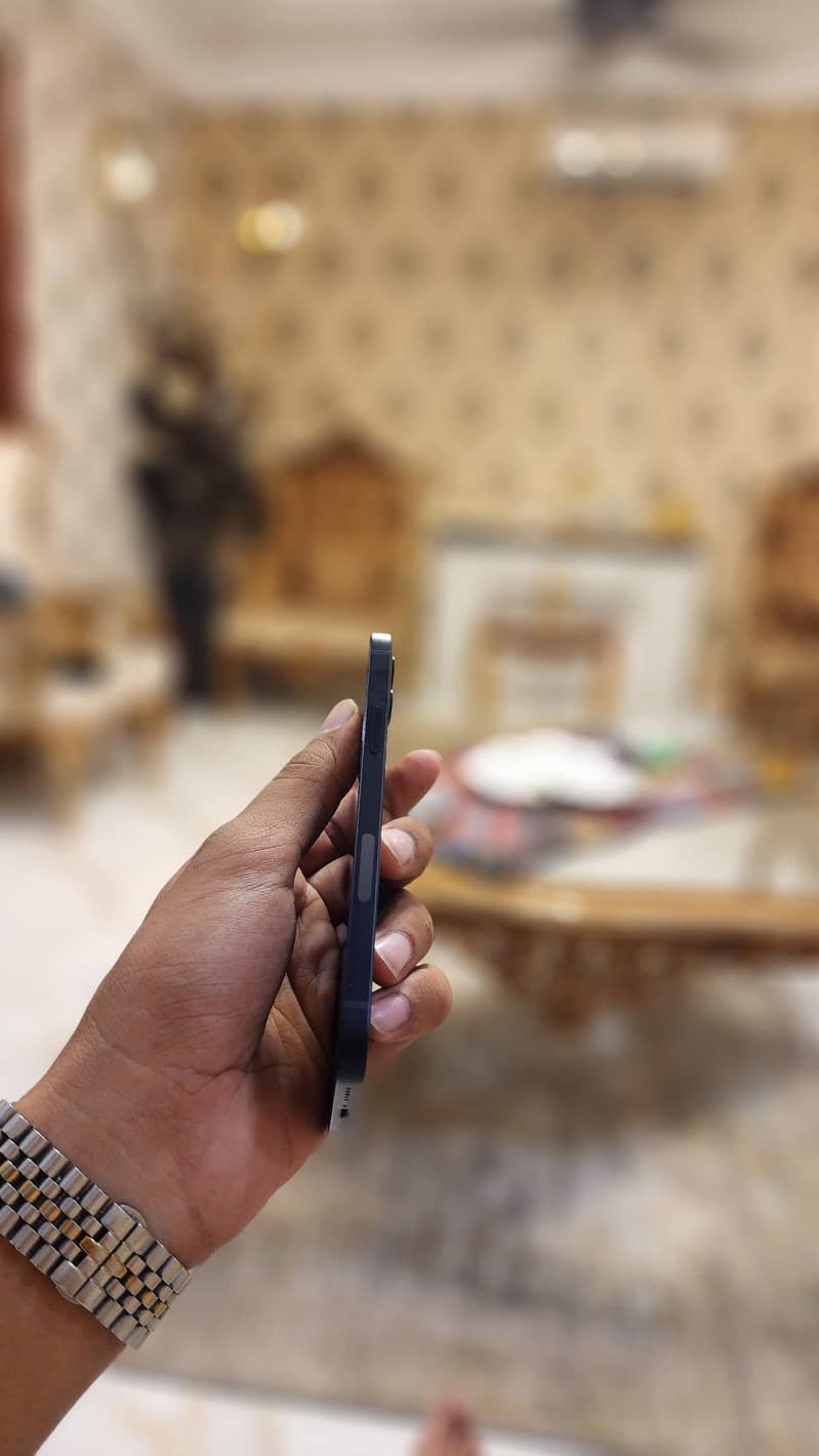 Apple iPhone 12 4