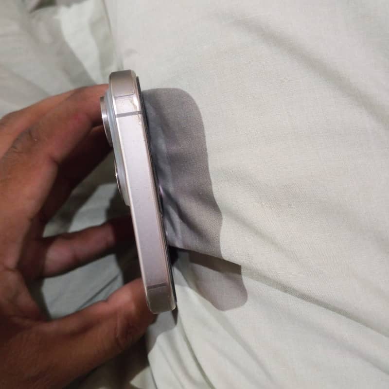Apple iPhone 15 Pro Max 4