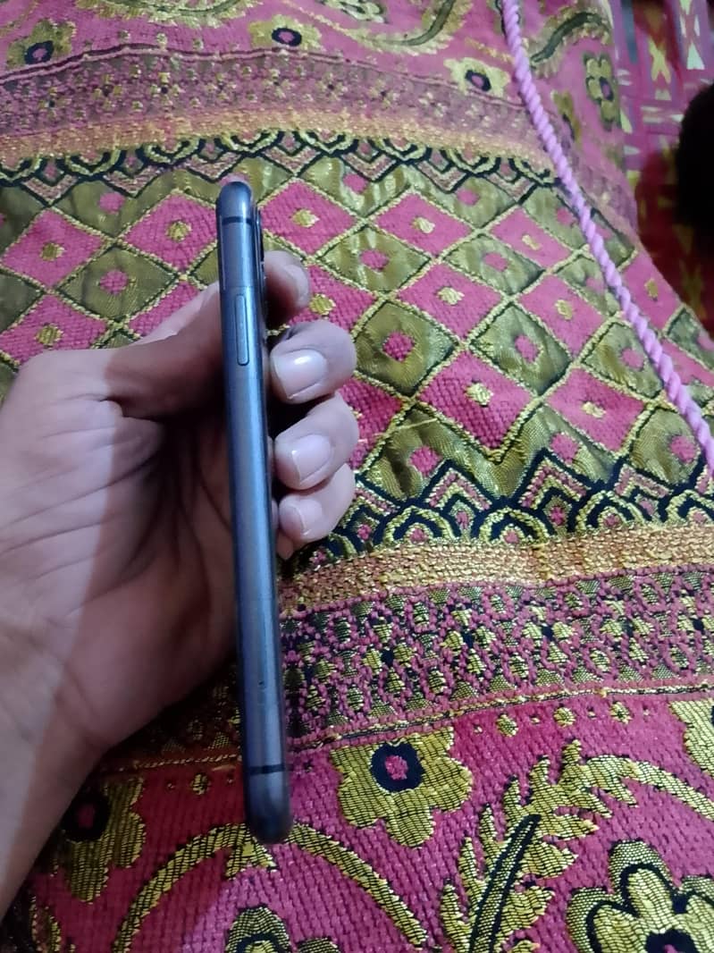 Apple iPhone 11 4