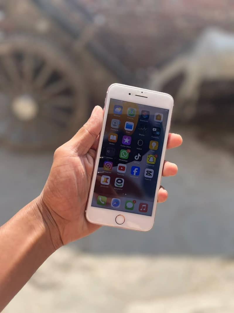 Apple iPhone 7 Plus 0