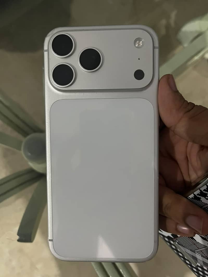 Apple iPhone 17 Pro Max 3