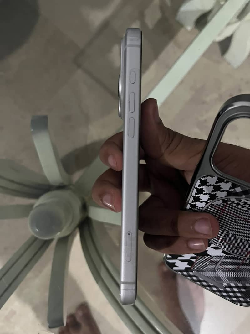 Apple iPhone 17 Pro Max 4
