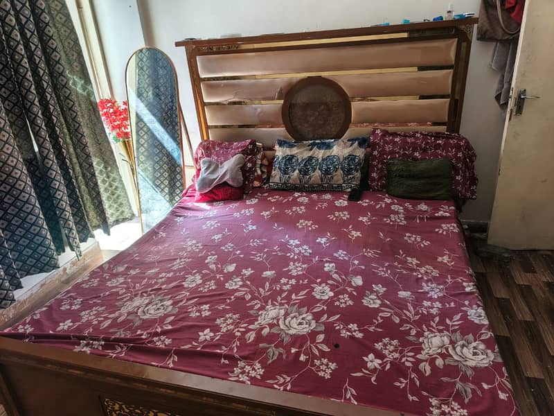 Good condition king size bed 3