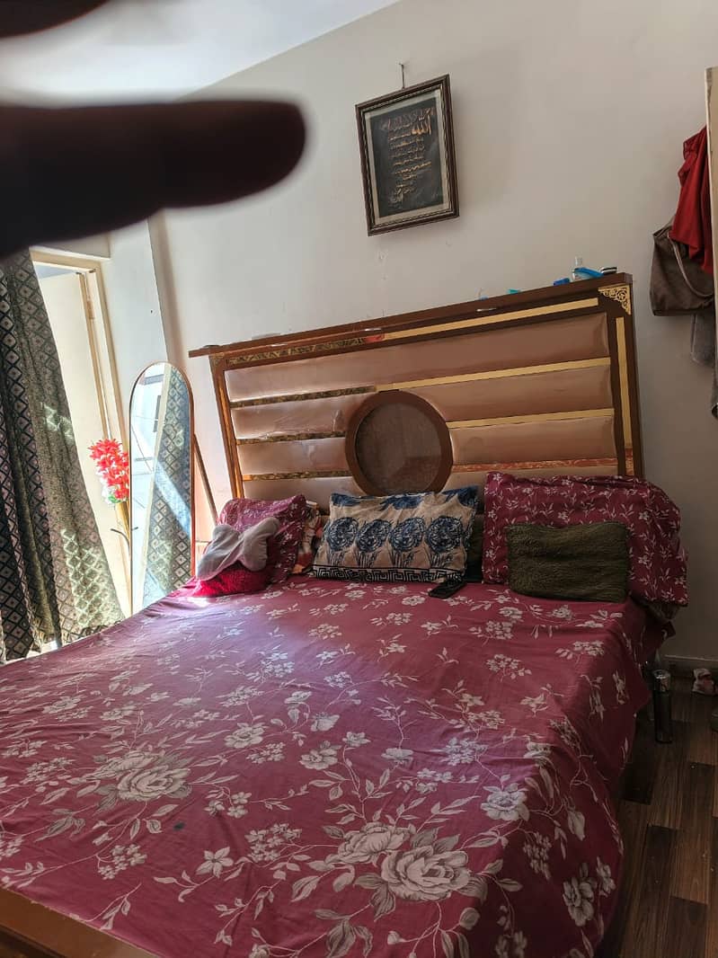 Good condition king size bed 4