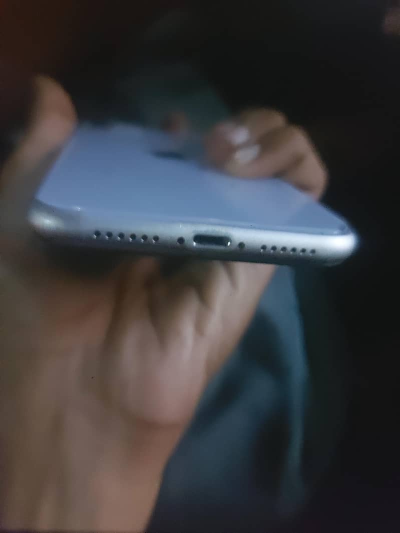 Apple iPhone 11 4
