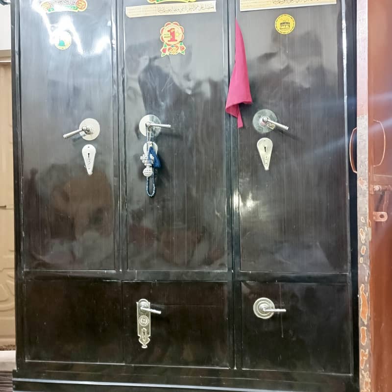 Almari 3 Door 1