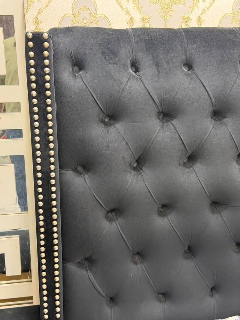 Bed with side Tabeles 4