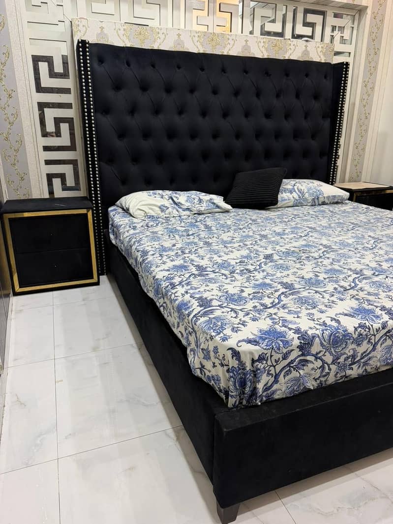 Bed with side Tabeles 1
