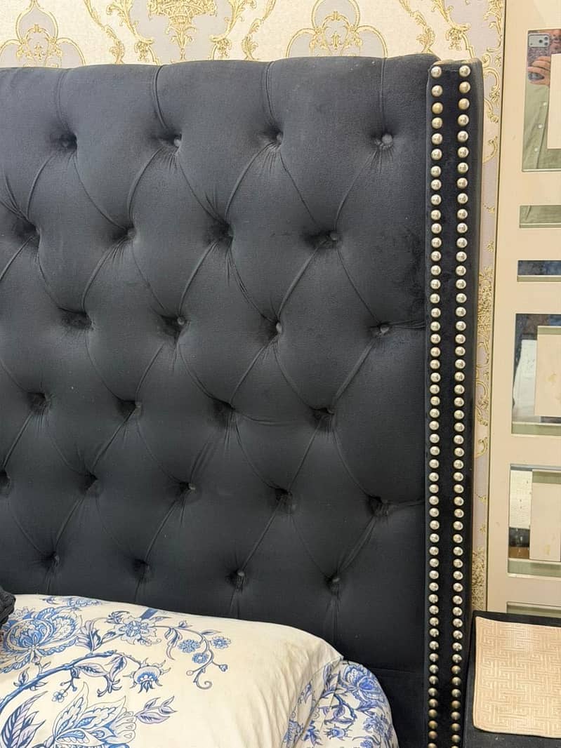 Bed with side Tabeles 2