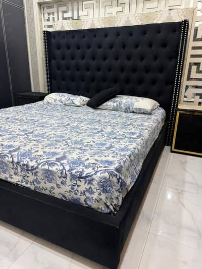 Bed with side Tabeles