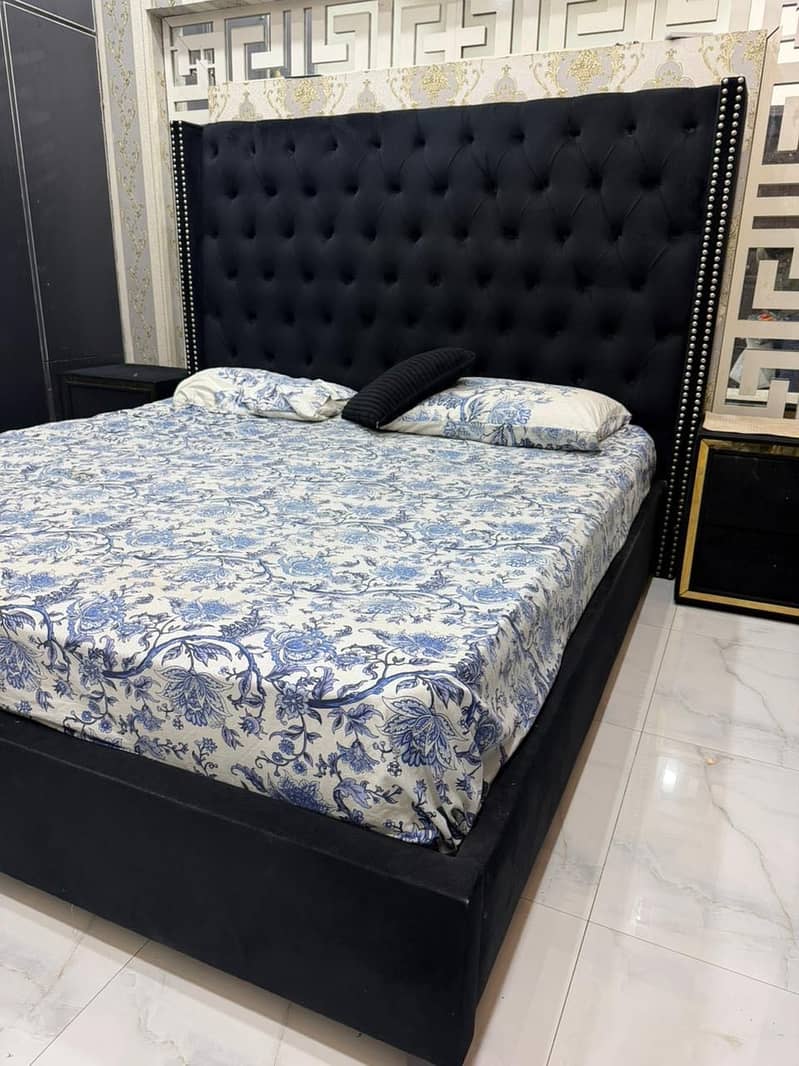 Bed with side Tabeles 0