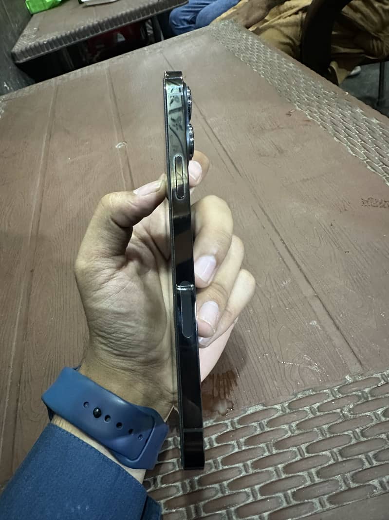 Apple iPhone 13 Pro Max 4