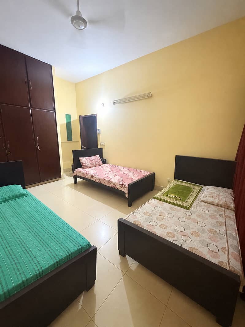 3-Seater Room In Girls Hostel For Rent In Garden Town ,JS girls hostel ...