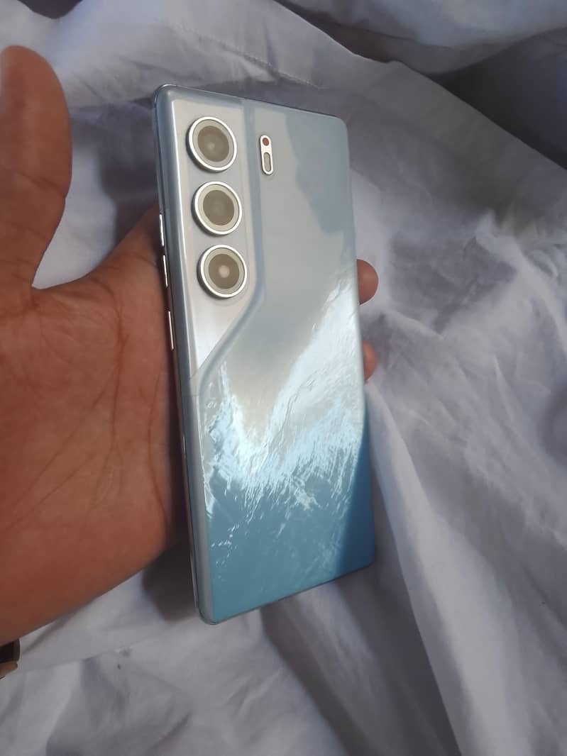 Tecno CAMON 40 Pro 4