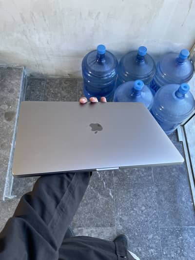 MacBook Pro core i9 32GB Ram 15” inch