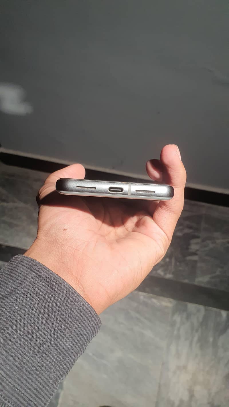 Google Pixel 8 4