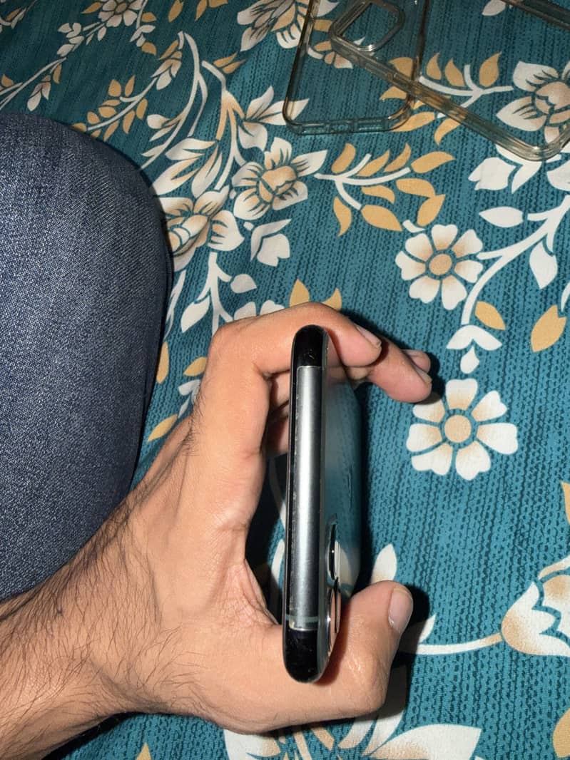 Apple iPhone 11 Pro Max 2