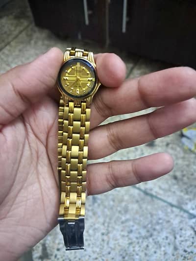 Golld-tone vintage wristwatch