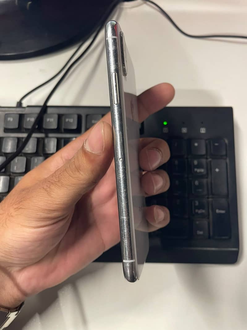 Apple iPhone X 4
