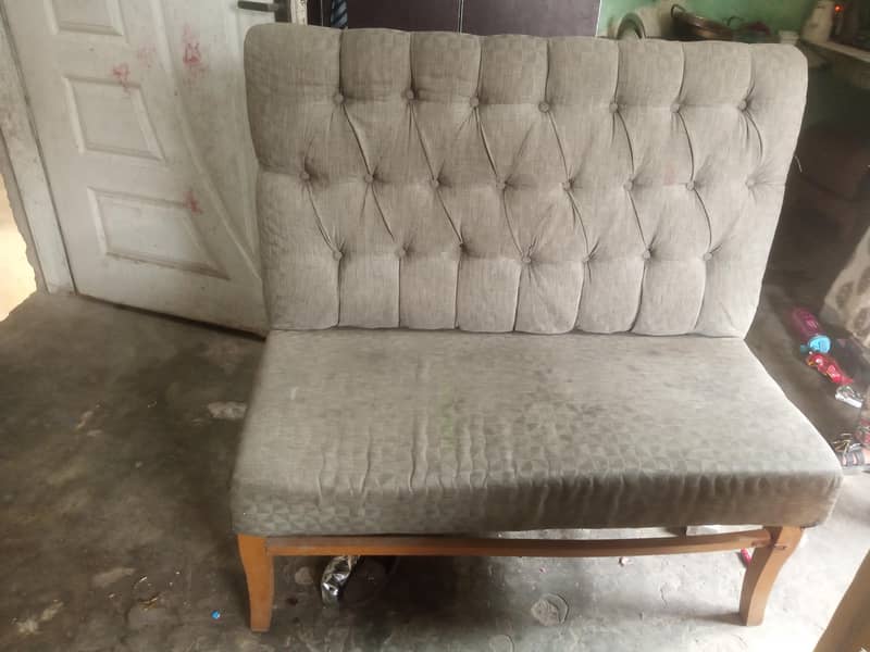 2 seated sofa 0