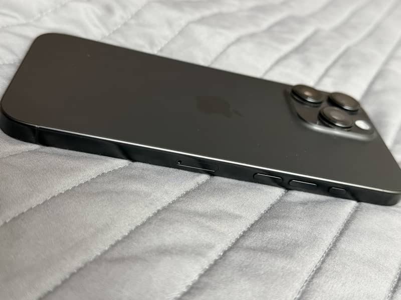 Apple iPhone 16 Pro Max 2