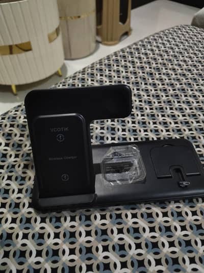 wireless plus airpods or type c mob ek sath charge krtha ha