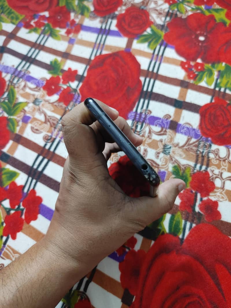 LG V30 Plus 4