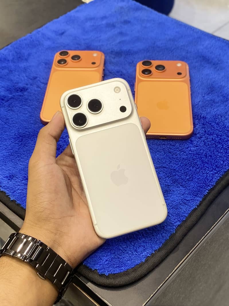 iPhone 17 Pro silver&orange 1