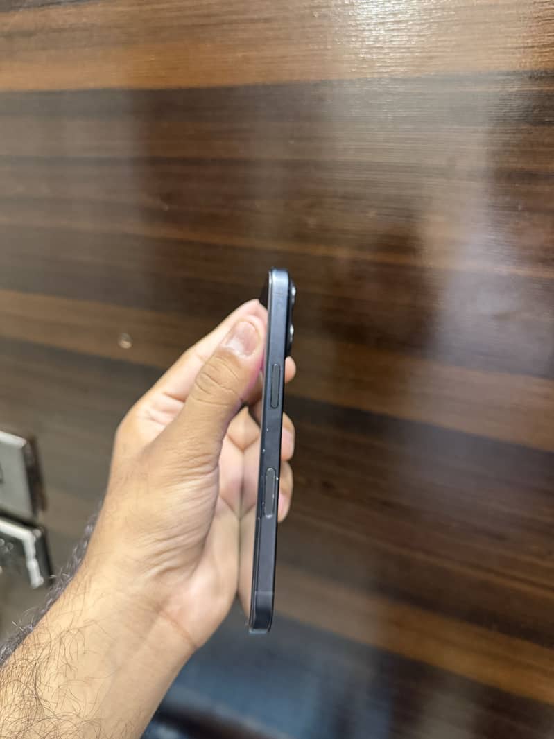 Apple iPhone 16 Jv 3
