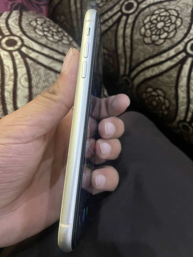 Apple iPhone 11 3