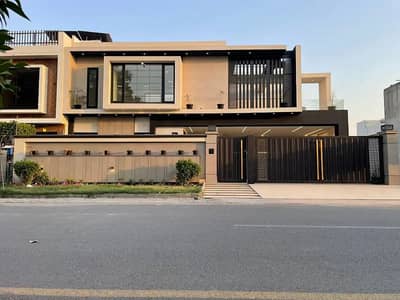 10 Marla Park-Facing Corner House For Rent The Best Location In Citi Housing!
