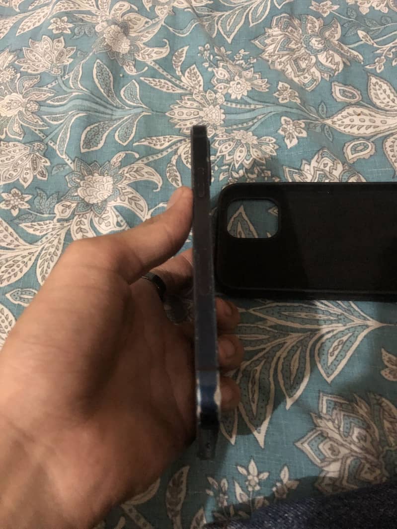 Apple iPhone 12 4