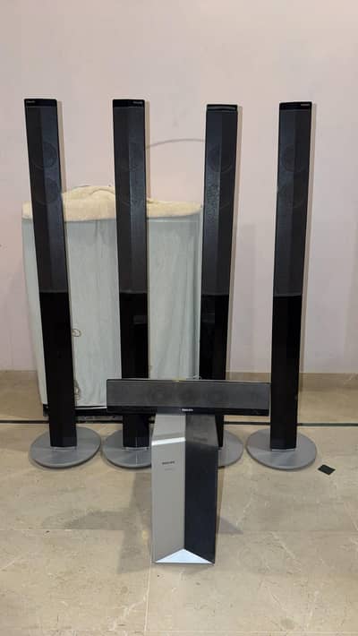 Phillips 5.1 home theater with 5 speakers
