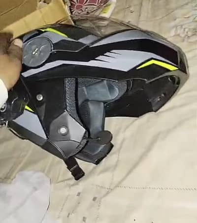 helmet bulkul New hai 10/10 sath Bluetooth bi hai.