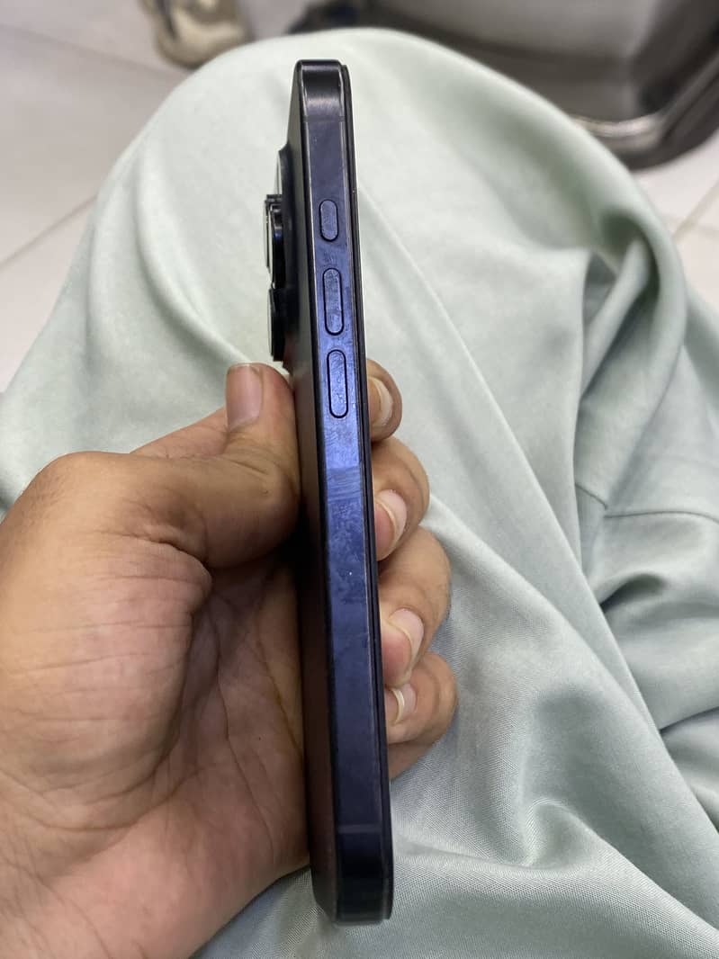 Apple iPhone 16 Pro 2