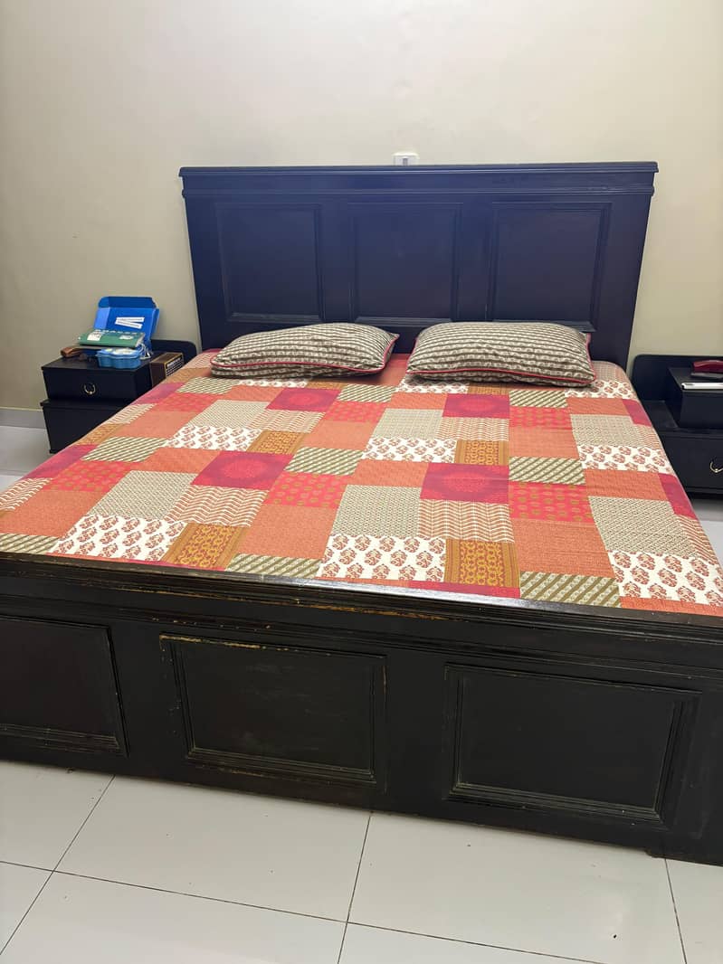 King-size bed 0