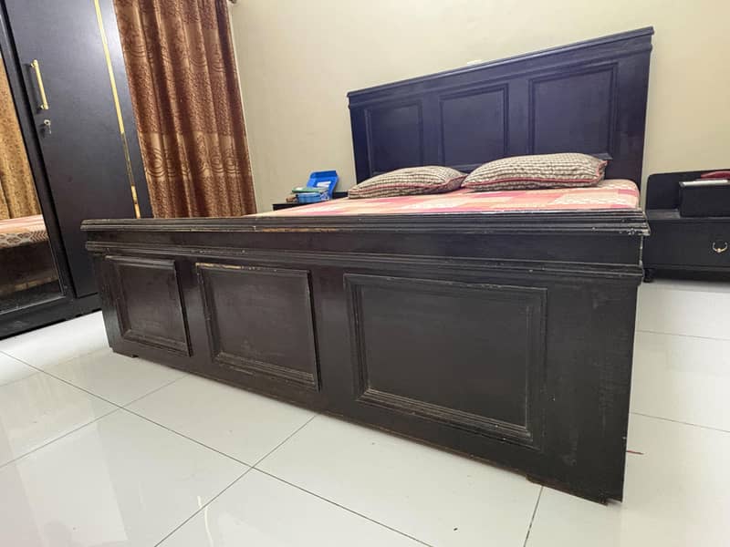 King-size bed 4