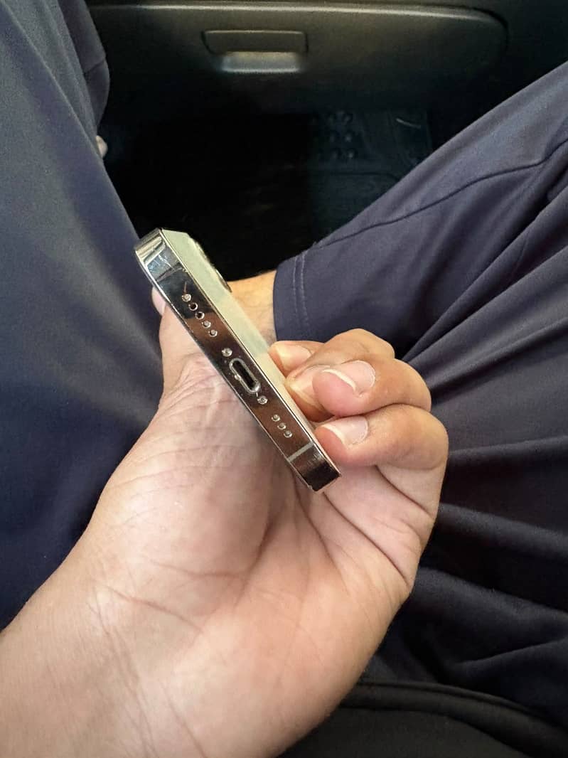Jv  iPhone 12 Pro 3