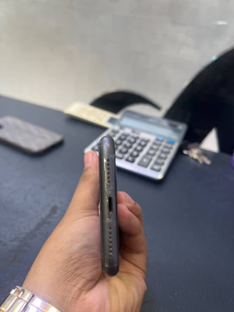 Apple iPhone 11 4