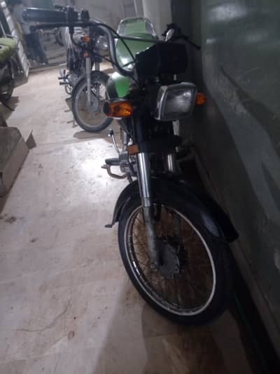bike ma koi Kam nhi ha ingan ma