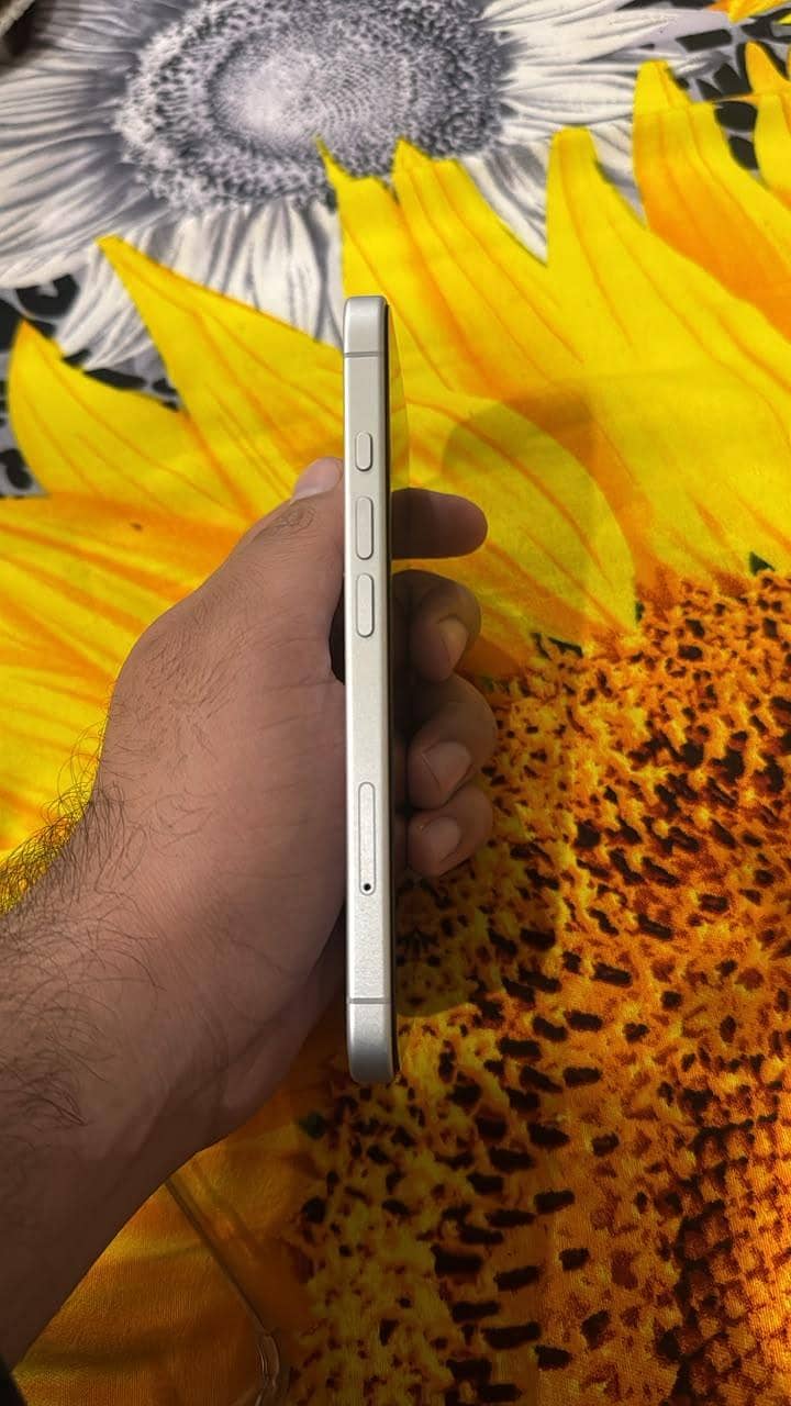 Apple iPhone 16 3